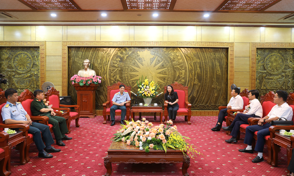  Phó Bí thư Thường trực Tỉnh ủy Nguyễn Thị Hương tiếp đoàn công tác Trường Sĩ quan Không quân